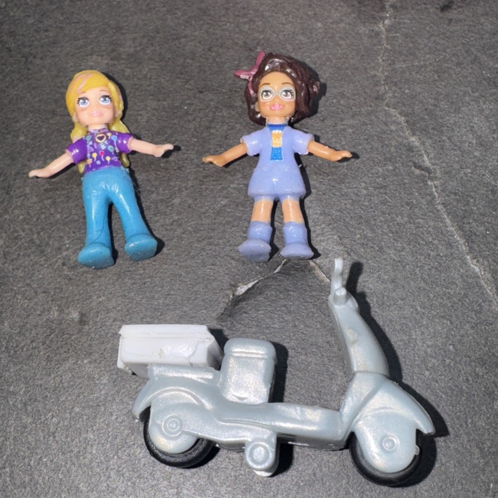 Polly Pocket World Donut Pajama Party Compact 2018 With Figures and Scooter‎